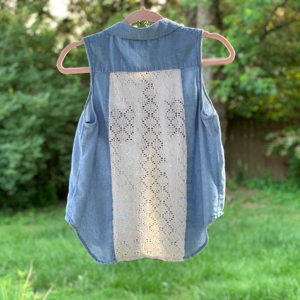 forever 21 chambray sleeveless button up top with crochet back panel size medium